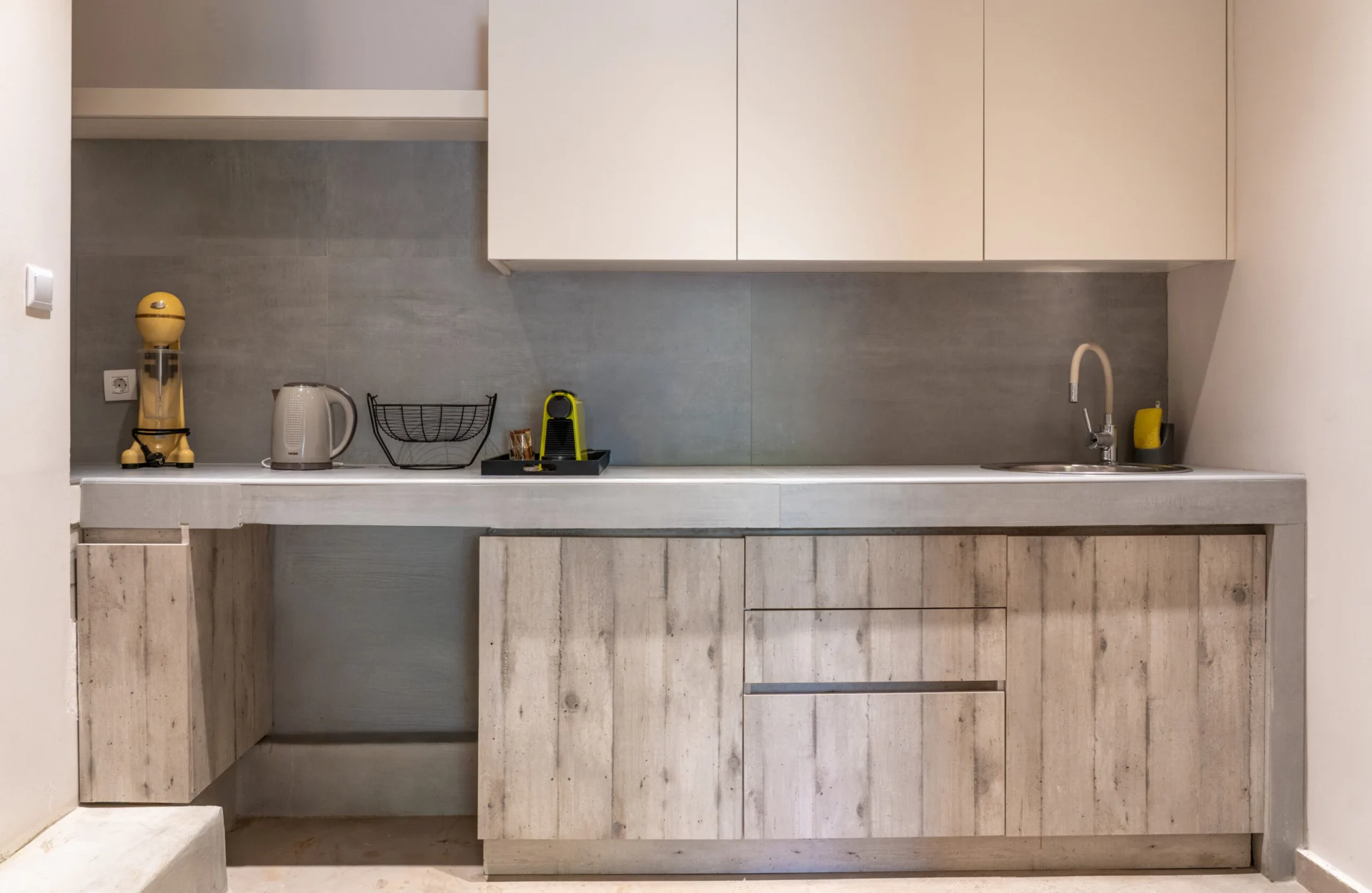 L’angolo cottura attrezzato nella Alessia Family Suite di CORE Luxury Suites, Skiathos.