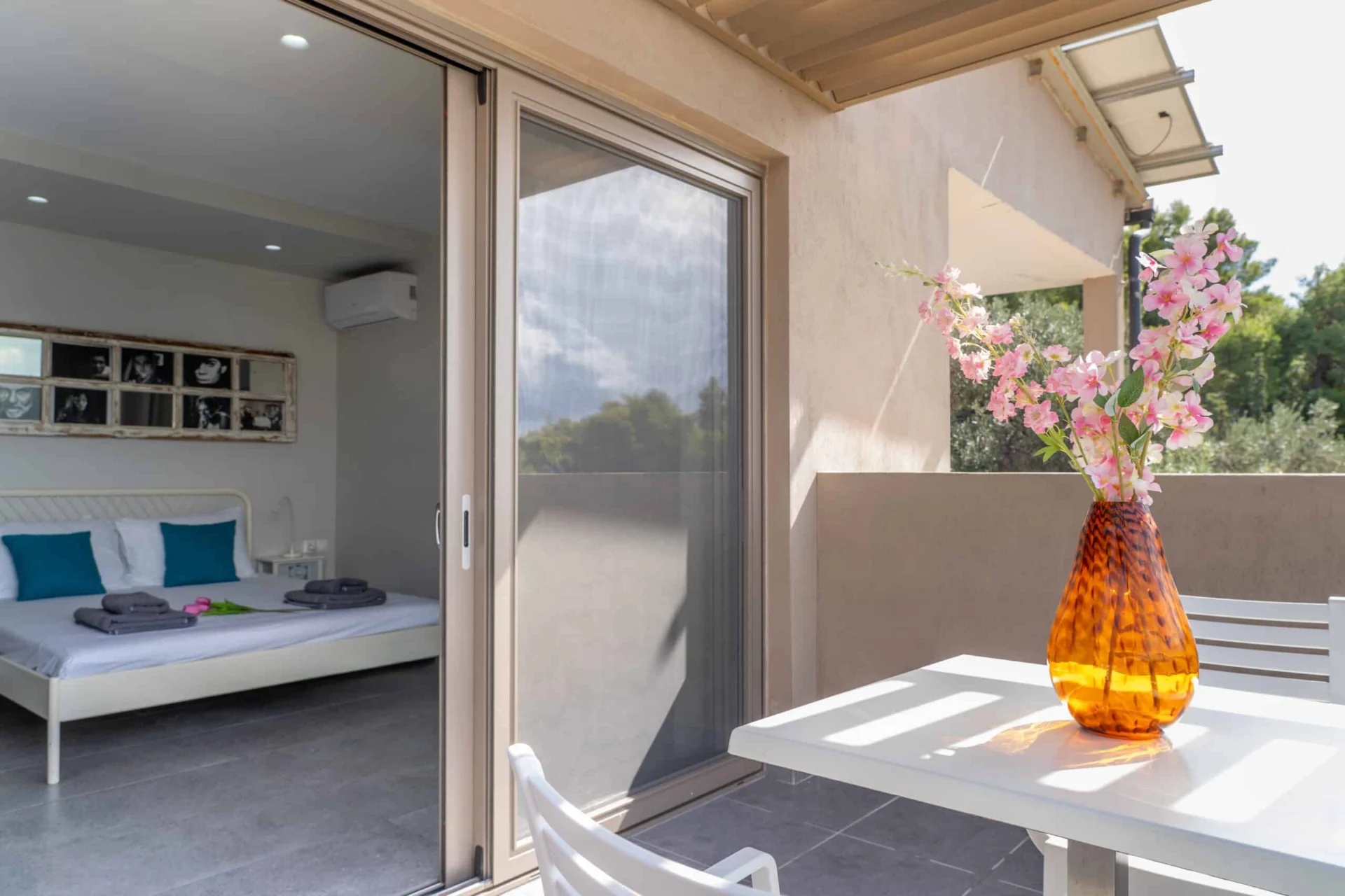 La camera da letto vista dal tavolo sul balcony nella Alex 2 Deluxe Suite di CORE Luxury Suites, Skiathos.