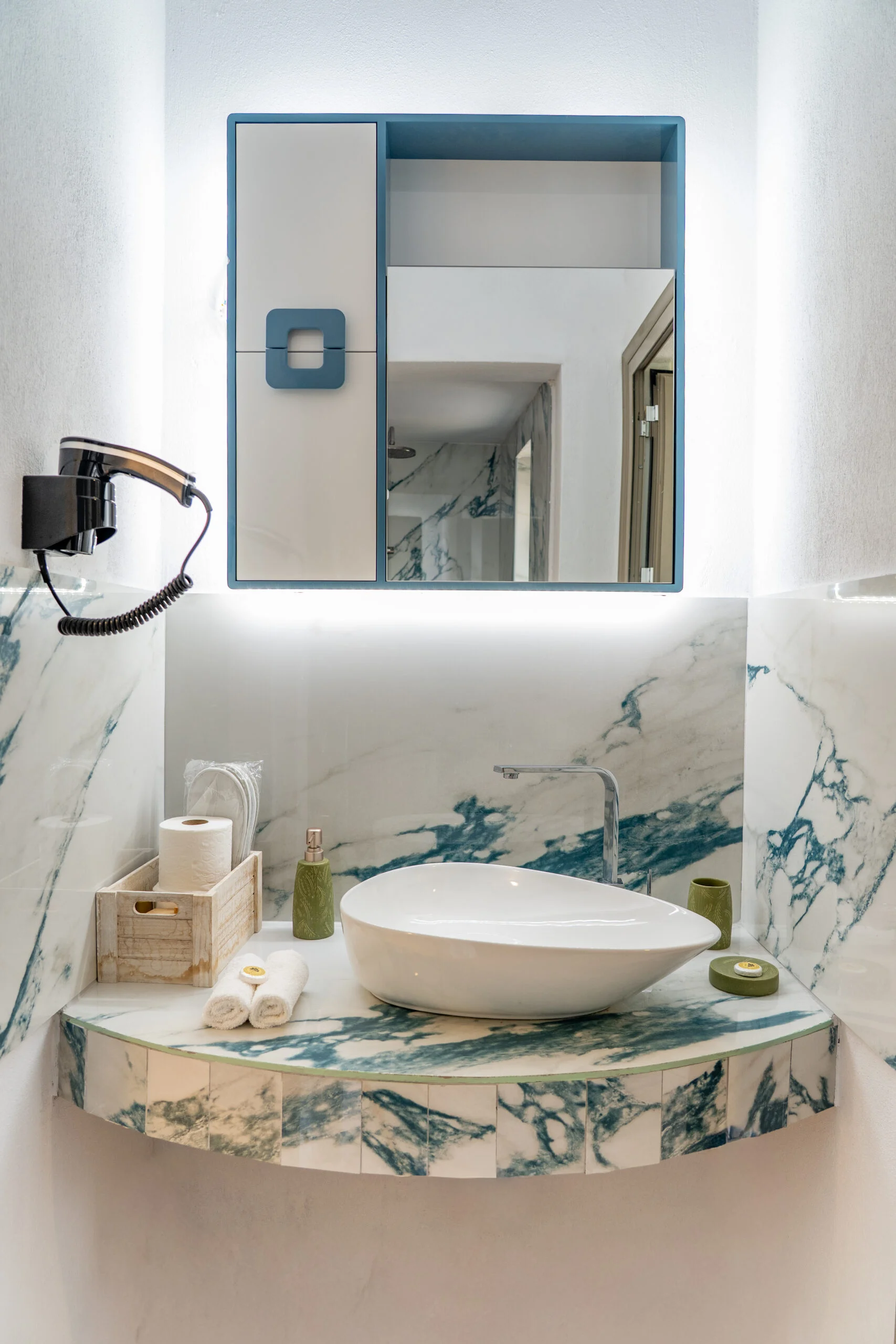 Un mobile lavabo in marmo dalle venature blu nella Alex 3 Superior Suite di CORE Luxury Suites, Skiathos.