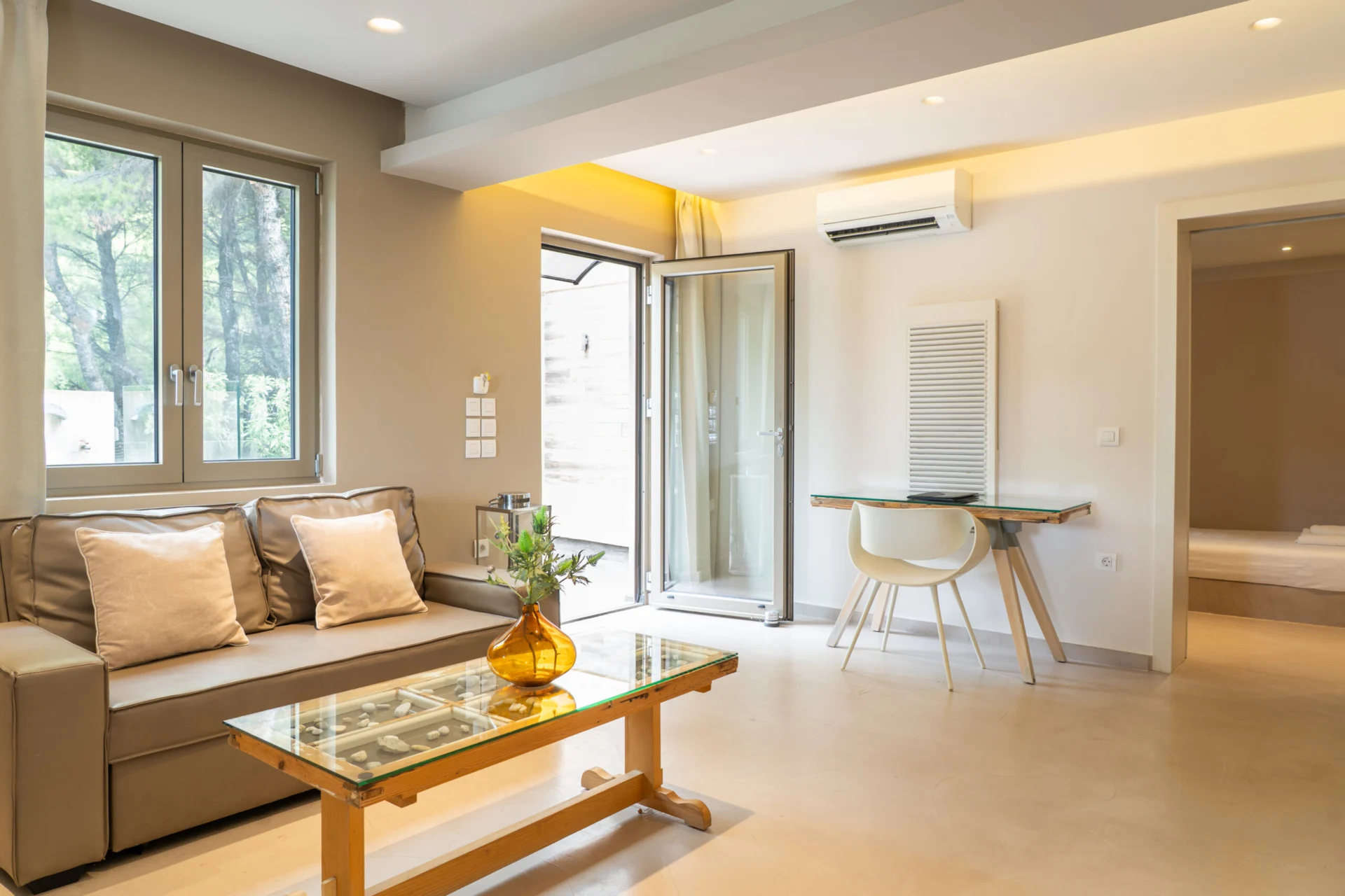 Il soggiorno con vista sul tavolo da pranzo sullo sfondo nella Stavros Family Suite di CORE Luxury Suites, Skiathos.