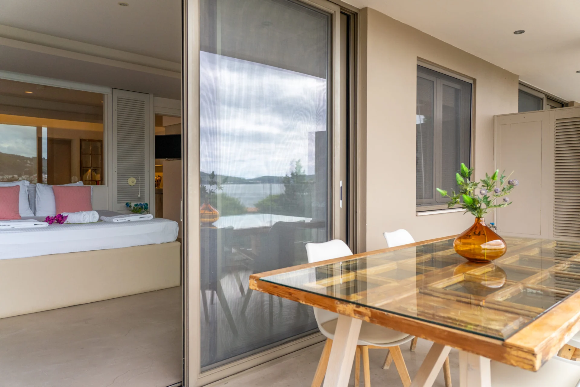 Un tavolo sulla terrace accanto alla finestra della camera nella Stavros Family Suite di CORE Luxury Suites, Skiathos.