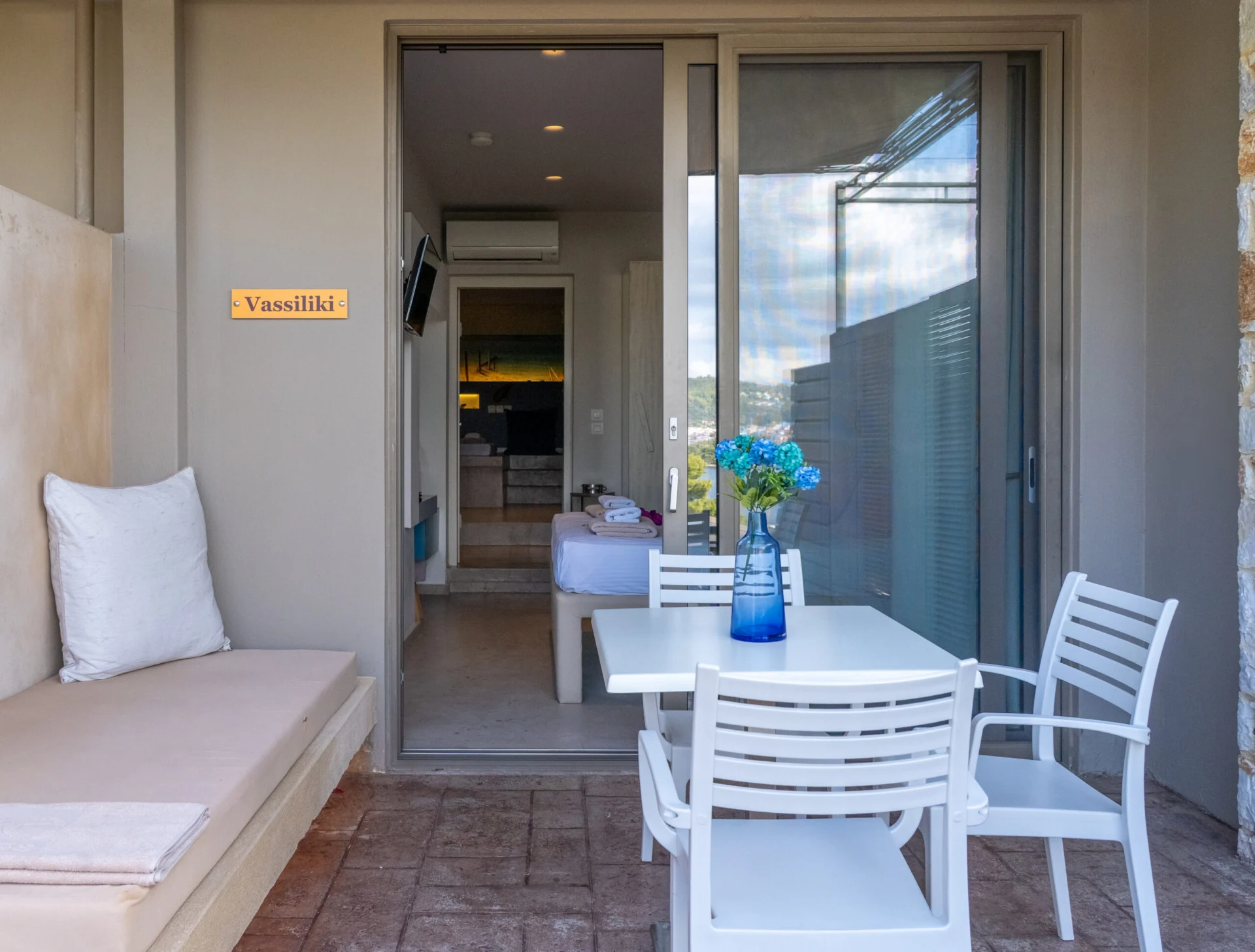 La targhetta intagliata con il nome della suite sulla parete della terrace nella Vassiliki Deluxe Suite di CORE Luxury Suites, Skiathos.