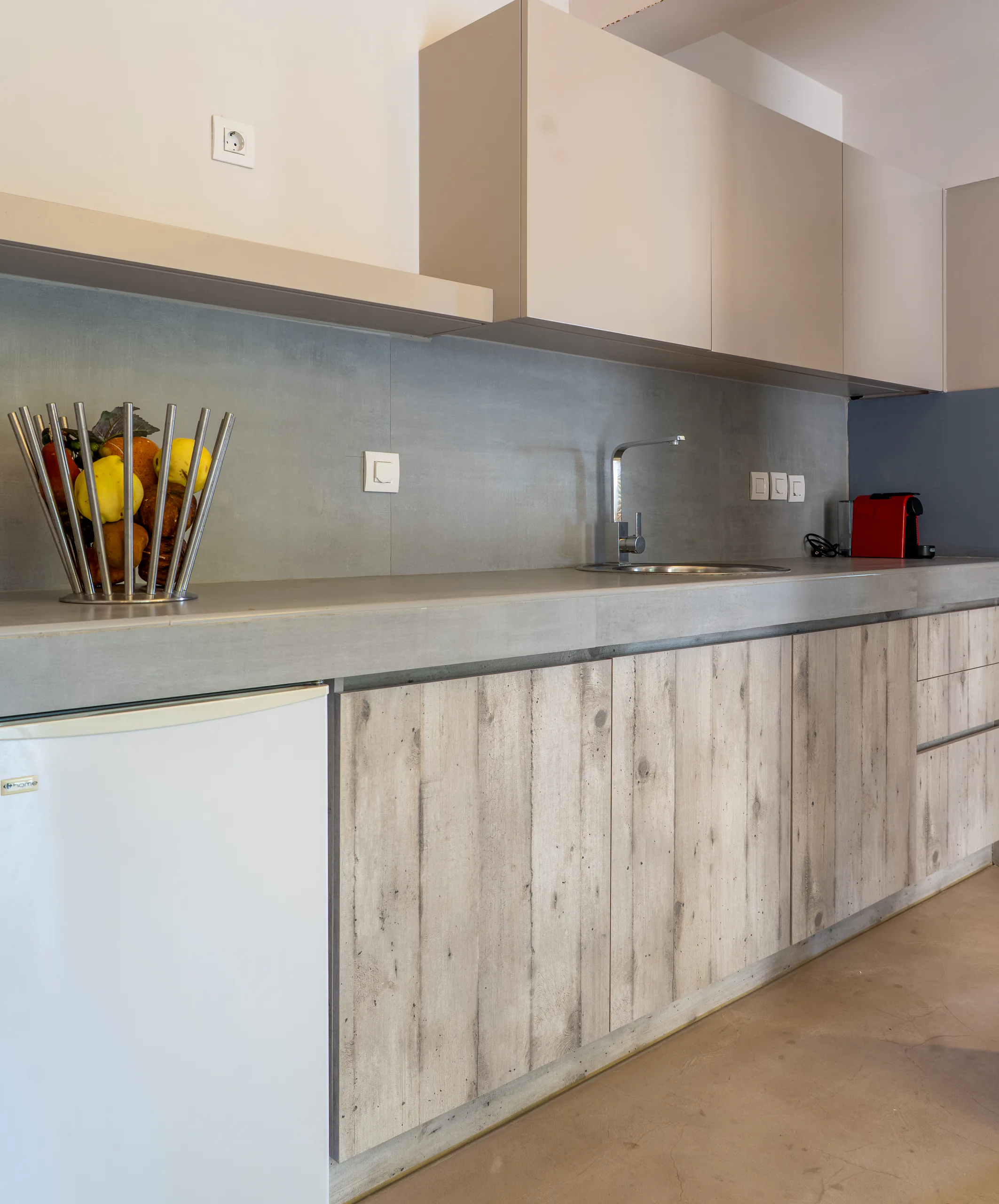 Un angolo cottura in cemento e legno di recupero nella Stavros Family Suite di CORE Luxury Suites, Skiathos.