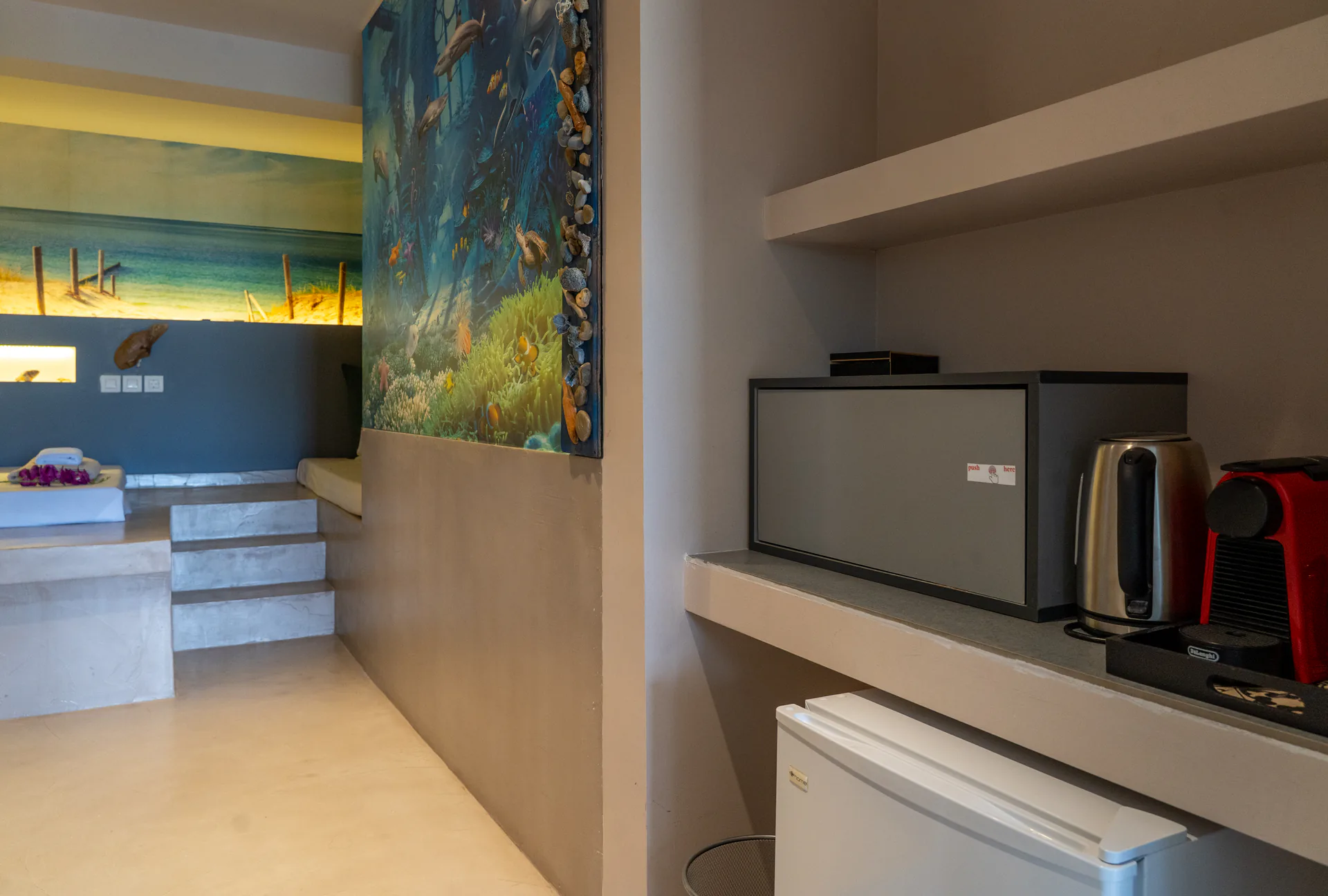 Una mensola dell’angolo cottura con il murale subacqueo dipinto sullo sfondo nella Vassiliki Deluxe Suite di CORE Luxury Suites, Skiathos.